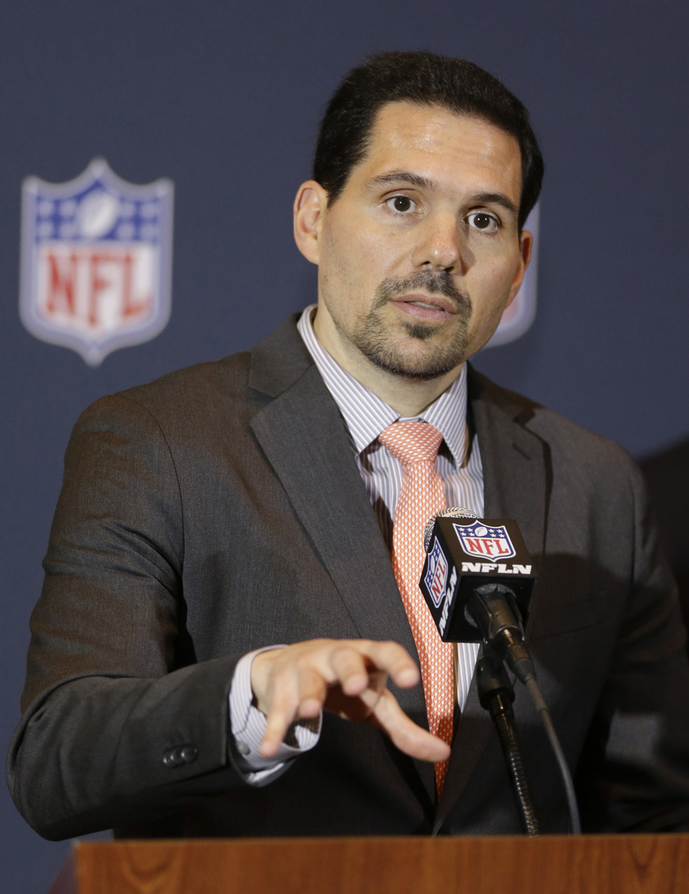 Dean Blandino, vicepresidente s&#xE9;nior de Arbitraje de la NFL (AP Photo/John Raoux)