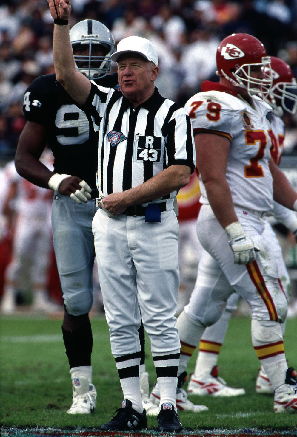 Mason &quot;Red&quot; Cashion makes a call during an NFL game between the Kansas City Chiefs and the Los Angeles Raiders at Los Angeles, Dec. 24, 1994. The Chiefs defeated the Raiders 19-9.&#xA0;(AP Photo/NFL Photos) 