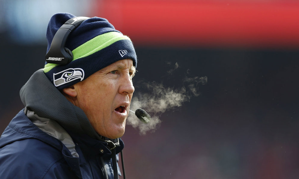 El entrenador de los Seattle Seahawks, Pete Carroll, se mantiene conectado con su equipo gracias a los coordinadores de frecuencias del d&#xED;a de partido de la NFL. (Fotograf&#xED;a AP/Aaron M. Sprecher)