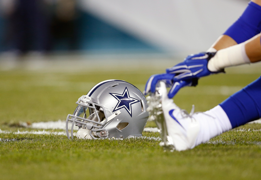 Un jugador de los Dallas Cowboys mientras precalienta para un partido de la NFL contra los Philadelphia Eagles en el Lincoln Financial Field. (Fotograf&#xED;a AP/Aaron M. Sprecher)