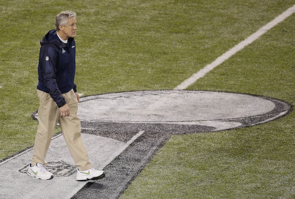 El entrenador en jefe de los Seattle Seahawks, Pete Carroll, camina por el campo antes del Supertaz&#xF3;n&#xA0;XLVIII contra los Denver Broncos. El arduo trabajo y un descanso de la madre naturaleza ayudaron al personal de Operaciones de Partido a lograr que el campo del MetLife Stadium estuviera listo para el partido. (Fotograf&#xED;a de AP/Charlie Riedel)