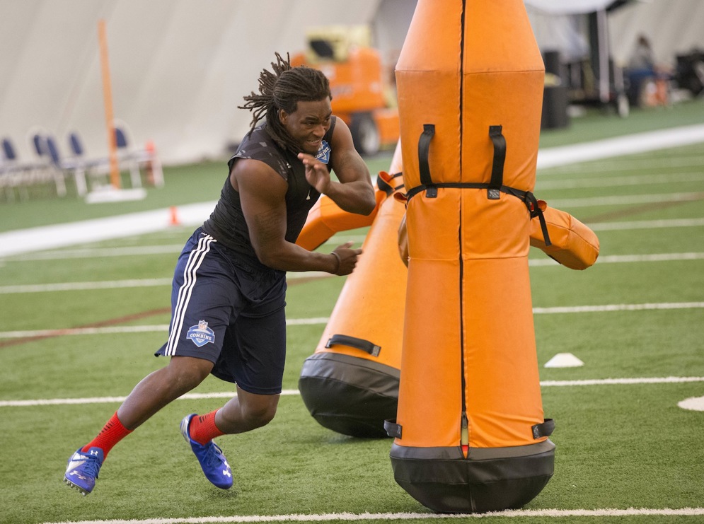 El apoyador externo Tirelle Cullen, de West Alabama, corre durante los ejercicios en el Combinado Regional de la NFL del s&#xE1;bado 7 de febrero de 2015 en el centro de entrenamiento de f&#xFA;tbol americano de los Miami Dolphins en Davie, Florida. (Fotograf&#xED;a AP/Wilfredo Lee)