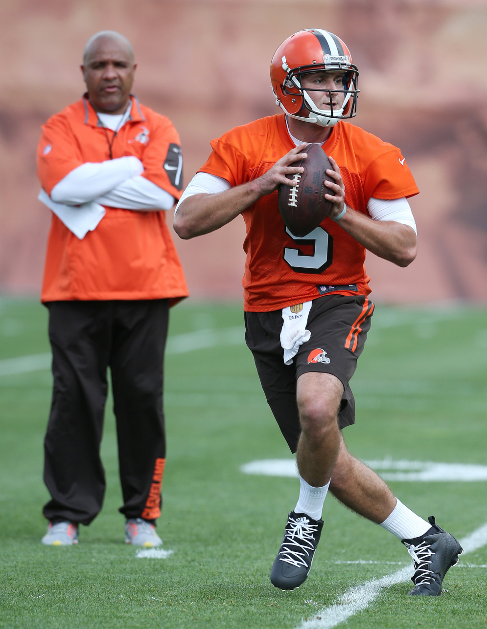 Cleveland Browns rookie quarterback Cody Kessler drops back as head coach Hue Jackson looks on. (AP Photo/Ron Schwane)