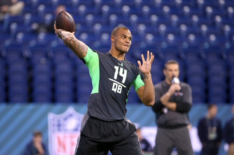 Dak Prescott, el mariscal del campo de los Dallas Cowboys, tira un pase durante la exhibici&#xF3;n para la b&#xFA;squeda de talentos de la NFL de 2016 en Indian&#xE1;polis. (Perry Knotts via AP)&#xA;