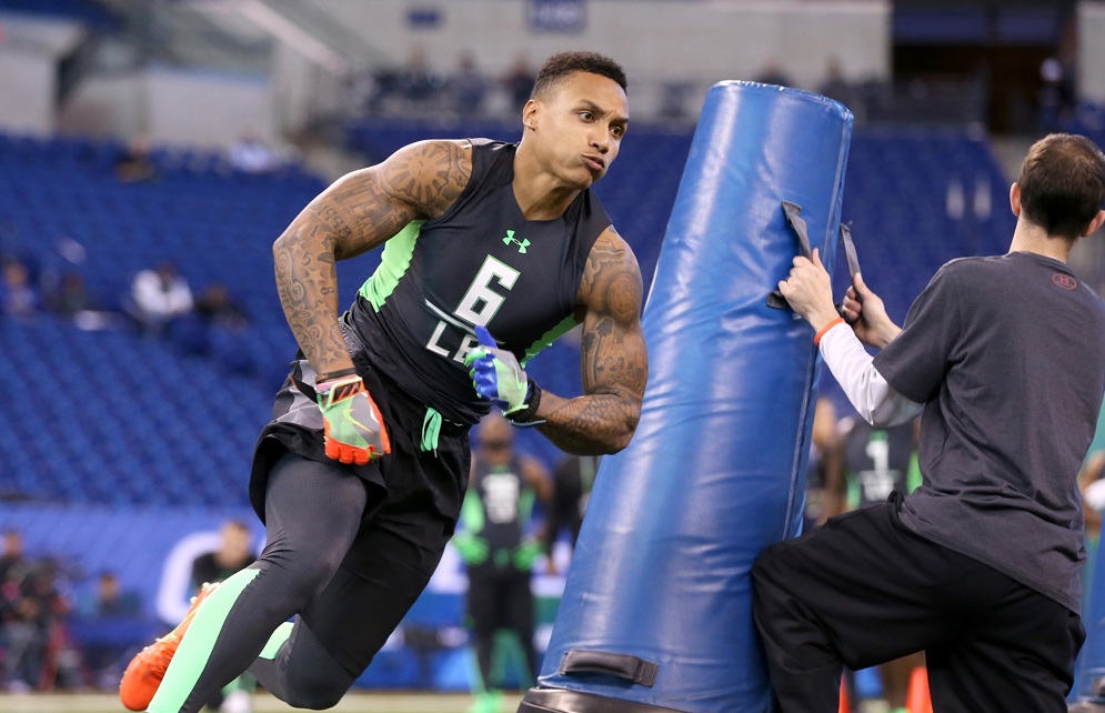 Su&#x2019;A Cravens, el apoyador de los Washington Redskins, corre un ejercicio durante la exhibici&#xF3;n para la b&#xFA;squeda de talentos de la NFL de 2016 en Indian&#xE1;polis. (Perry Knotts via AP)