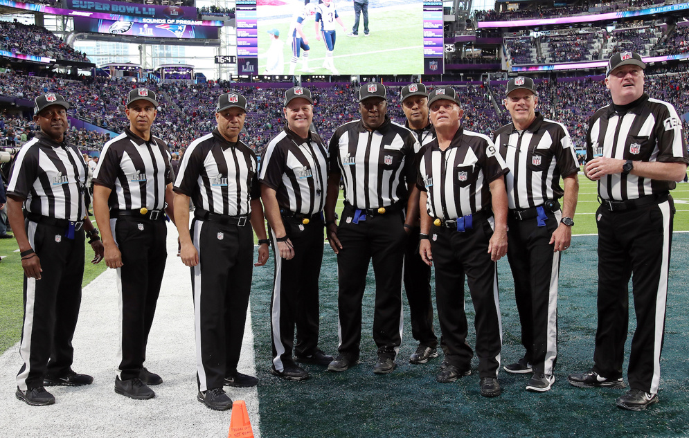 Integrantes del equipo de arbitraje del Super Bowl LII. (Paul Spinelli v&#xED;a AP)